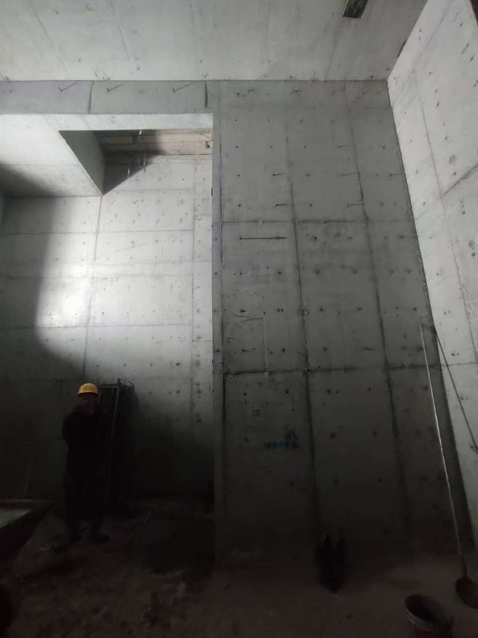 东宝墙上开槽钢筋断了有影响吗